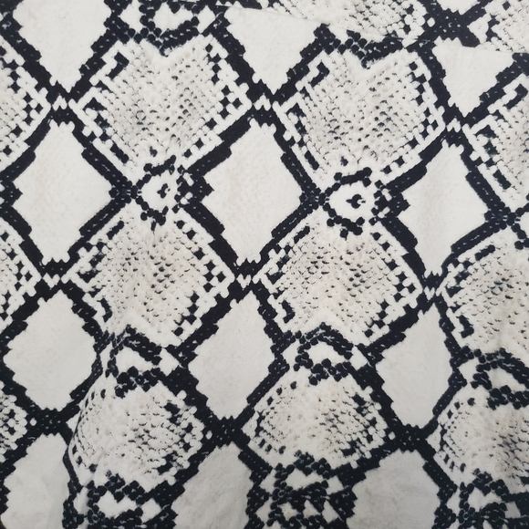 Pre-Loved Black and White Women’s Charlotte Russe Skirt Size Small - Picture 2 of 8